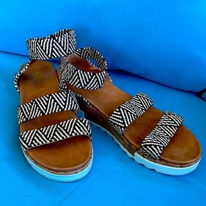 Tribal sandals Catherine Malandrino size 10